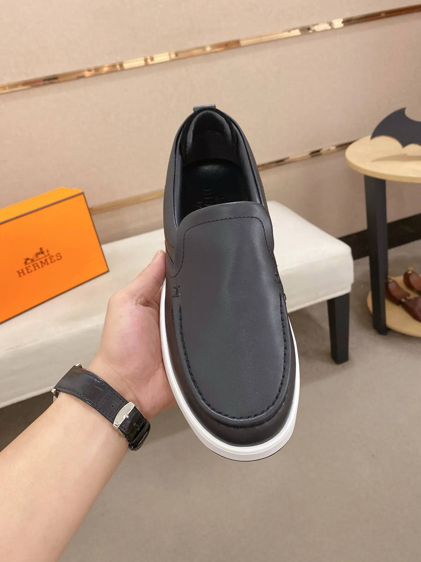 Men's clothing and shoes💰: 442💰《HERMES》【Classic original single version】Hermès; top 🔝purchase agent🔍🔍men's latest 🇺🇸 counter sales simultaneously, imported from Italy original ▲▲cowhide ▲▲ (high-end, nobility, class) ) Exquisite workmanship (Italian 🇮🇹 imported water-dyed 🐂 cowhide lining) sole: original sole provided by the original factory, ⚠️exclusive double-layer activity·TPR·rubber·combined molded outsole; super comfortable·wear-resistant·non-slip·environmental protection The real thing is more beautiful if you take the real thing (high quality, follow the order). You can enter and exit the counter at will * Number of yards: 38-44 (45 can be customized and cannot be returned or exchanged)